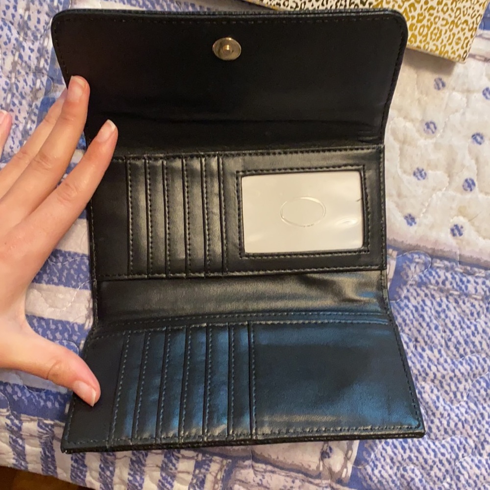 BRAND NEW Guess Wallet - Picture 3 of 5